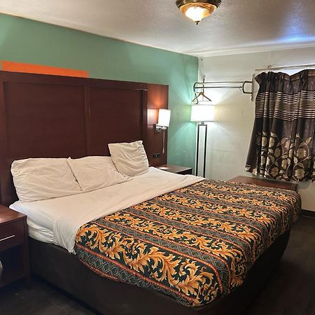 Hillcrest Motel By Oyo Aurora Near Lawrenceburg Esterno foto