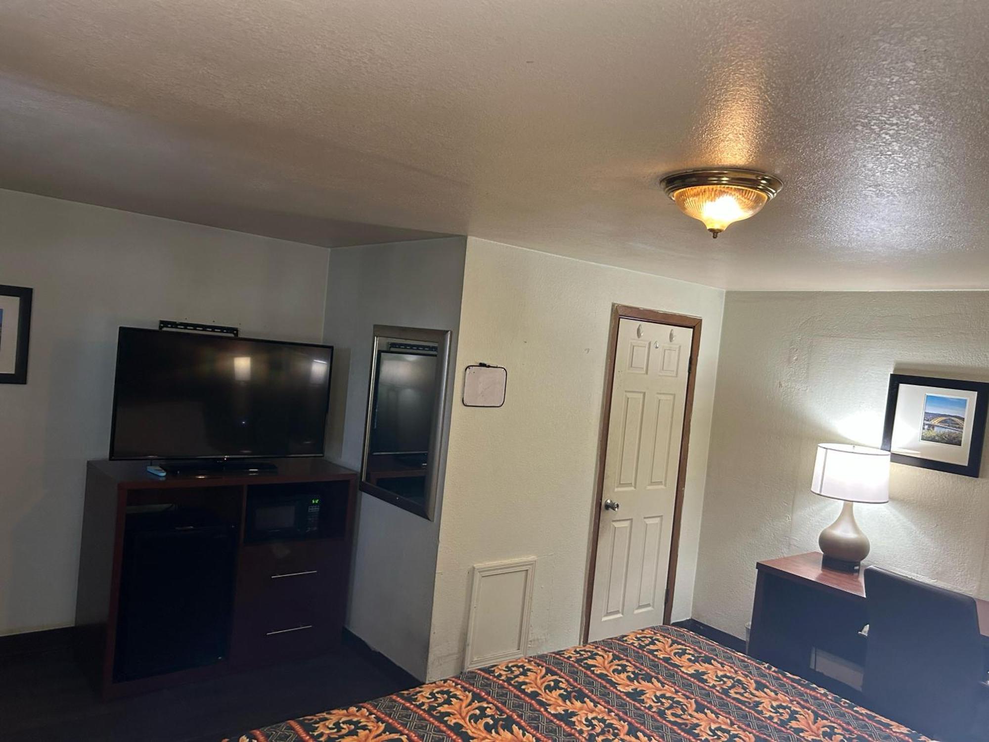 Hillcrest Motel By Oyo Aurora Near Lawrenceburg Esterno foto