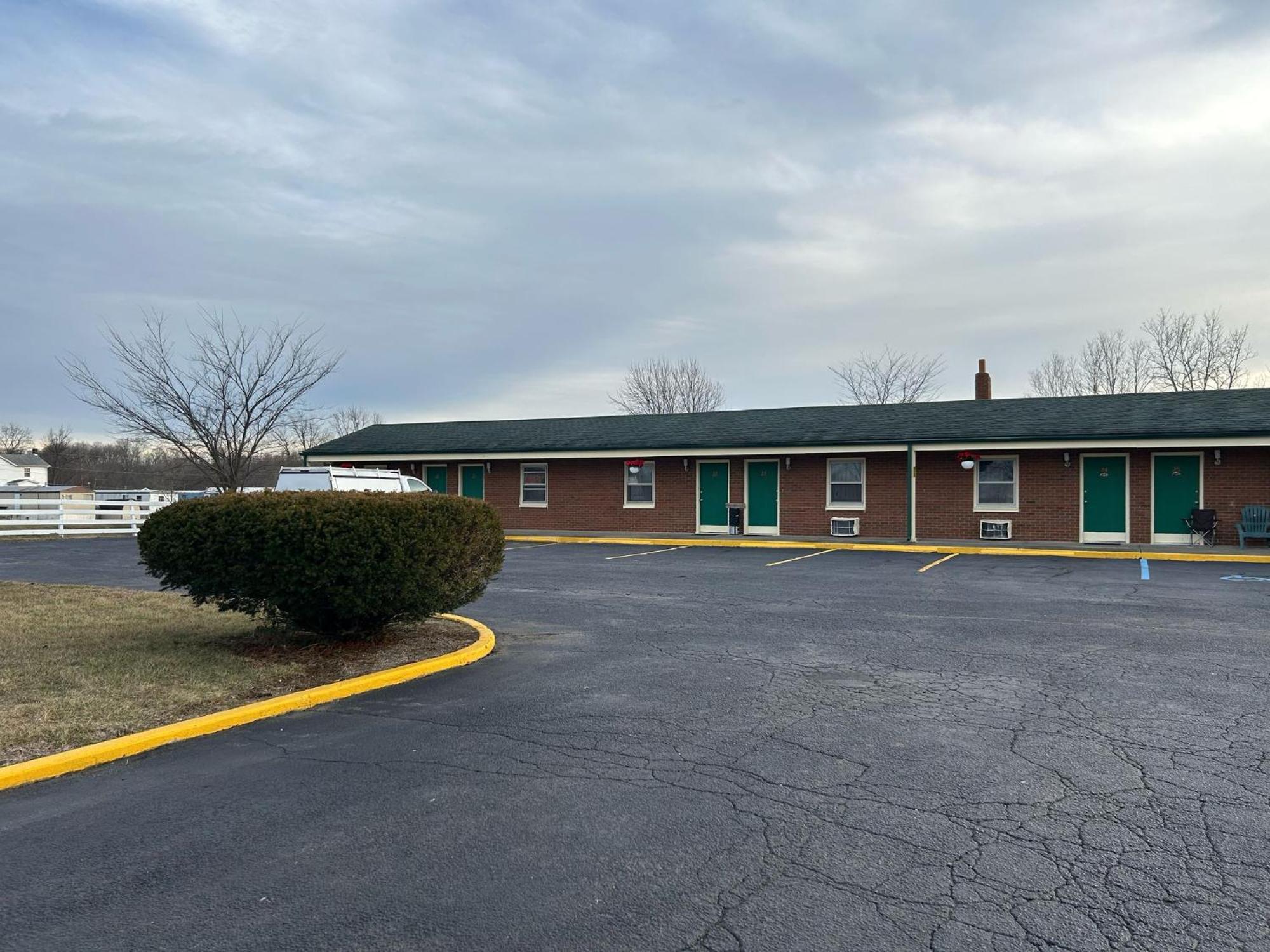 Hillcrest Motel By Oyo Aurora Near Lawrenceburg Esterno foto