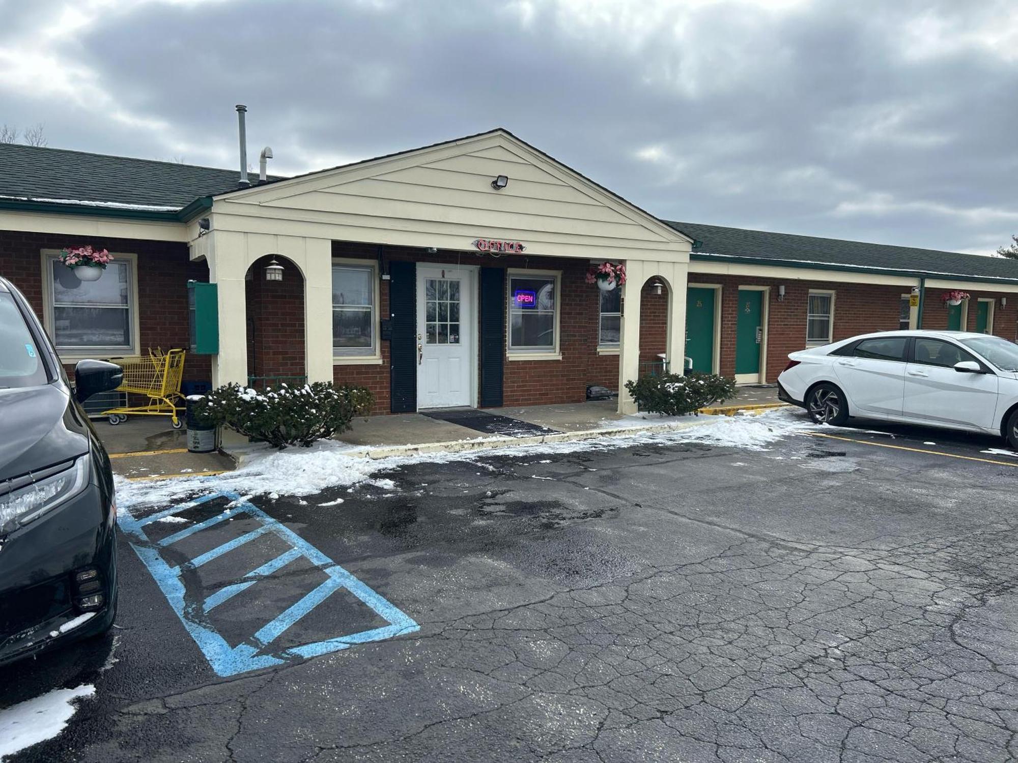 Hillcrest Motel By Oyo Aurora Near Lawrenceburg Esterno foto