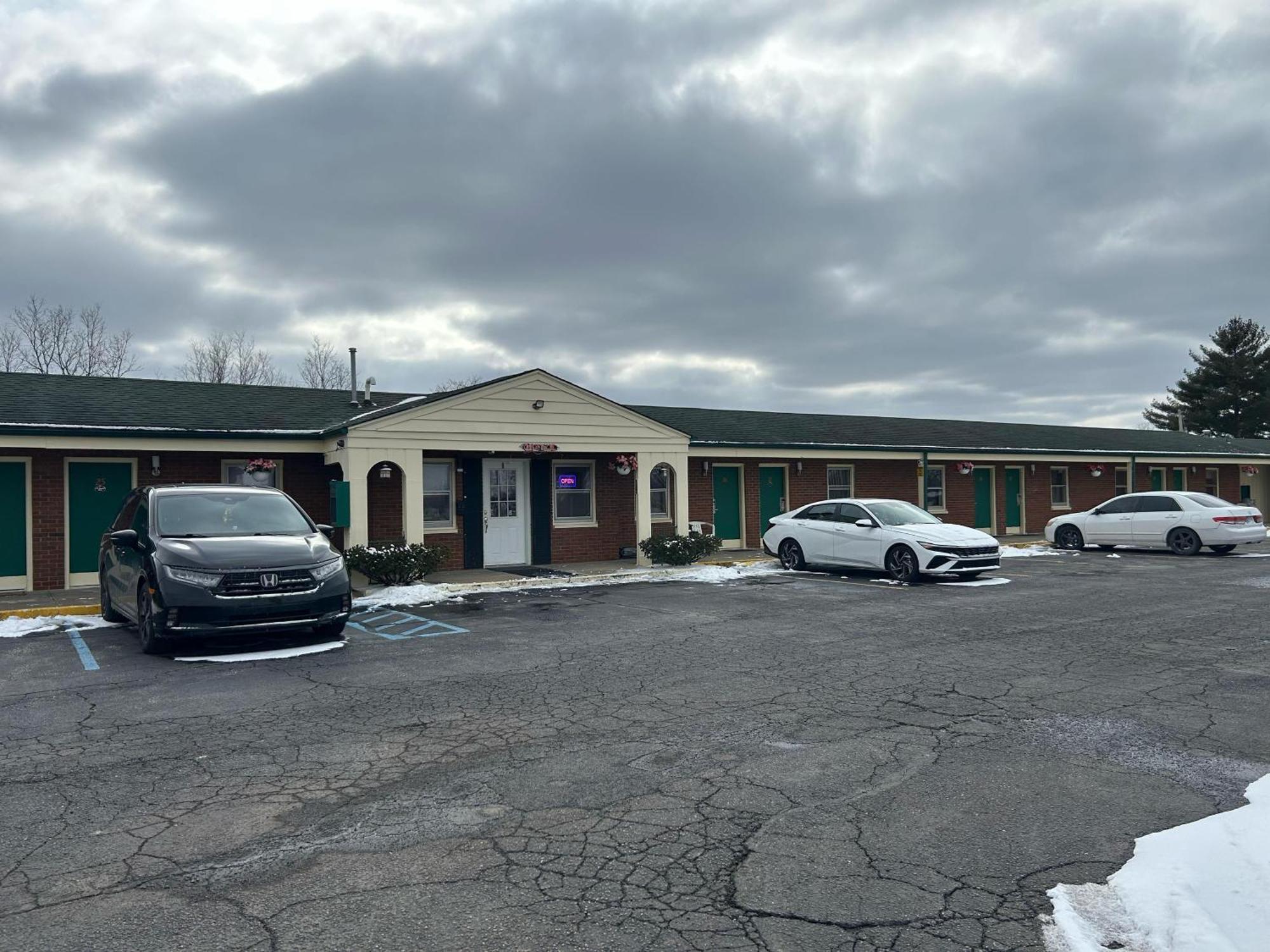 Hillcrest Motel By Oyo Aurora Near Lawrenceburg Esterno foto