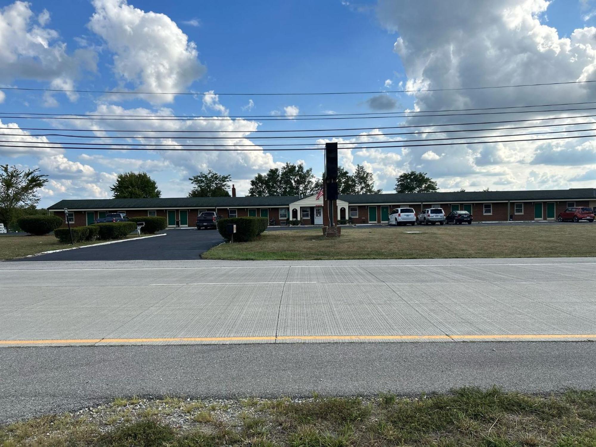 Hillcrest Motel By Oyo Aurora Near Lawrenceburg Esterno foto